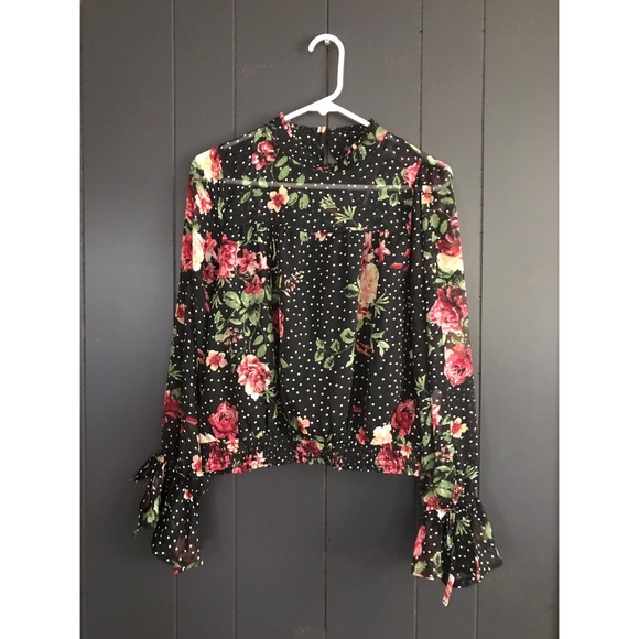 Cute polka dot floral blouse! - Picture 1 of 3